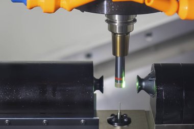 Lazer işleme ile CNC aracı uzunluk ölçümü dokunulmaz metodu. Otomatik araç uzunluğu ölçümü.