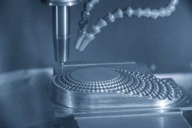 CNC değirmen makinesi, küf parçalarını sert top değirmeni aletleriyle kesiyor. Kalıplar, sert top değirmeni ile makine merkeziyle kesme işlemi yapıyor.