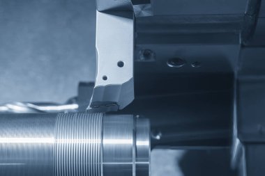 CNC torna makinesi metal şaft parçalarını kesiyor. CNC dönüşüm makinesinin yüksek teknolojili metal işlemesi .