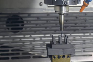 CNC değirmen makinesi grafit elektrot parçalarını kesiyor. CNC makine merkezi tarafından üretilen kalıp ve ölüm süreci.