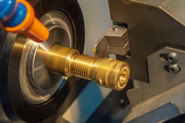 CNC Torna Makinesi, pirinç boru bağlantı bölümlerinin sonundan kesme sahnesini kapatın. CNC dönüşüm makinesinin yüksek teknolojili metal işlemesi .