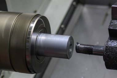 CNC torna makinesi metal şaft parçalarını kesiyordu. CNC dönüşüm makinesinin yüksek teknolojili metal işlemesi .