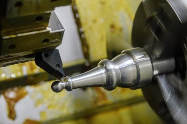 CNC torna makinesi metal şaft parçalarını kesiyor. CNC dönüşüm makinesinin yüksek teknolojili metal işlemesi .