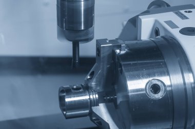 4 eksenli makine merkezi otomotiv parçalarını top değirmeninin ucundaki aletle kesiyor. Çok eksenli CNC değirmen makinesinin yüksek hassasiyetli parça üretim süreci.