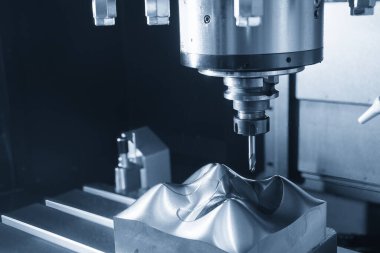 CNC değirmen makinesi, küf parçalarını sert top değirmeni aletleriyle kesiyor. Kalıplar, sert top değirmeni ile makine merkeziyle kesme işlemi yapıyor.