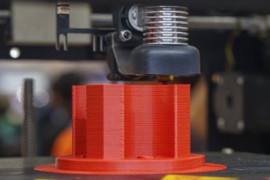 Üç boyutlu yazıcı makinesinin katkı maddesi üretimini kapat. Hızlı prototip yöntemi ile yüksek teknoloji üretim süreci. 