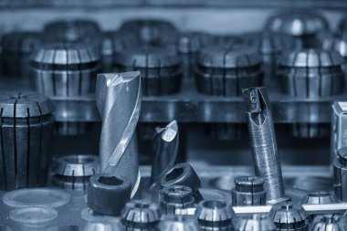 Kullanılmış düz veya kare şeklindeki değirmen araçlarının yakın çekim sahnesi. Makine merkezi için kesme aracı.