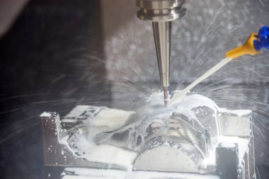 CNC değirmen makinesi sıvı soğutucu metoduyla küf kısmını kesiyor. Küf parçaları makine merkezi ile sıvı soğutucu yöntemi ile kesme işlemi.