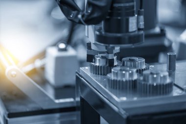 Otomatik robotik sistem tarafından yapılan yüksek teknoloji materyal işleme süreci. Robotik sistemin lojistik teknolojisi.