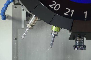 Makine merkezinin alet dergisindeki düz uçlu değirmen aleti. CNC değirmen makinesindeki otomatik geçiş ücreti, ATC işletim konsepti.