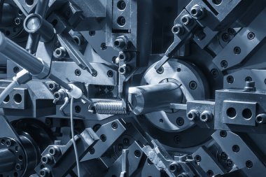 Bobin yaylı makinesini açık mavi sahnede kapat. Mekanik parça üretim konsepti.