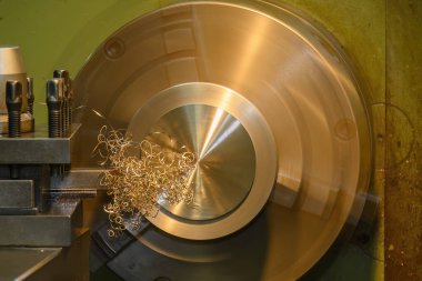 Dönüş makinası işlemi çip dönüşüm işlemine devam ediyor. Torna makinesinin hurda malzemesi..