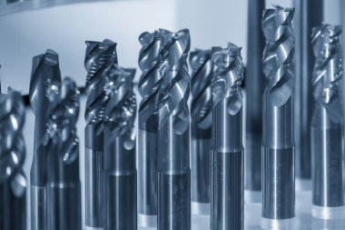 Kullanılmış düz veya kare şeklindeki değirmen araçlarının yakın çekim sahnesi. Makine merkezi için kesme aracı.