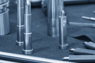 Kapanış sahnesinde basın ölür ve küf kalıpları yerleştirilir. Fırlatma iğnesi üretimi konsepti.