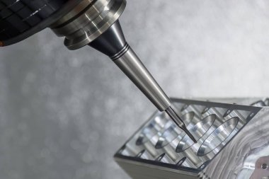 5 eksenli makine merkezi V8 motor silindir bloğunu katı top değirmeni aracıyla kesiyor. Çok eksenli CNC değirmen makinesinin yüksek hassasiyetli otomotiv üretim süreci.