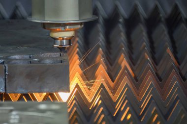 Yüksek güçlü fiber lazer kesme makinesi parlak ışıkla yüksek kalınlıkta metal plakayı kesti. Lazer kesme makinesinin yüksek teknoloji metal üretim süreci.. 