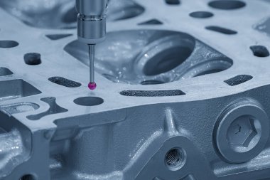 Alüminyum silindir kafa parçalarını ölçen çok eksenli CMM makinesi. Çoklu eksen CMM makinesi ile otomotiv parçalarının kalite kontrolü