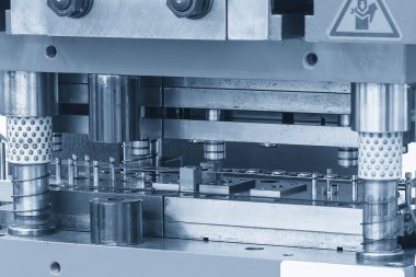 İlerleyen süreçteki metal işleme süreci açık mavi sahnede ölür. Üretim süreci için metal işleme ekipmanları.