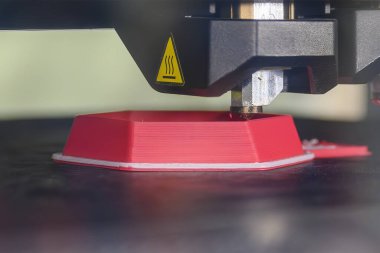 Üç boyutlu yazıcı makinesinin katkı maddesi üretimini kapat. Hızlı prototip yöntemi ile yüksek teknoloji üretim süreci. 