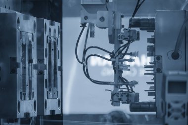 Enjeksiyon makinesinden vakum robotik sistem tarafından tutulan plastik enjeksiyon parçaları. Plastik enjeksiyon küf makinesinden otomatik sistem tarafından yapılan yiyecek kutusu üretim süreci.