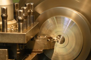 Kapanış sahnesi torna makinesi torna tezgahlarıyla metal parçaları kesiyor. Makineyi döndürerek metal işleme süreci.