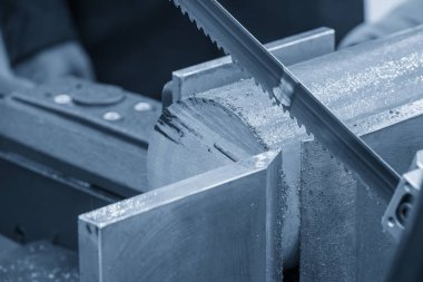 Yakın sahne dairesel bıçak operasyonu metal şaft parçalarını kesen makineyi gördü. Endüstriyel amaç için makine aracı.