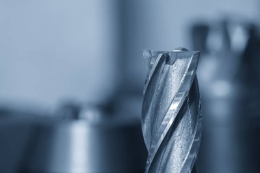 Kullanılmış düz ya da kare biçimli değirmen aletleri yakın çekim sahnesi. Makine merkezi için kesme aracı.