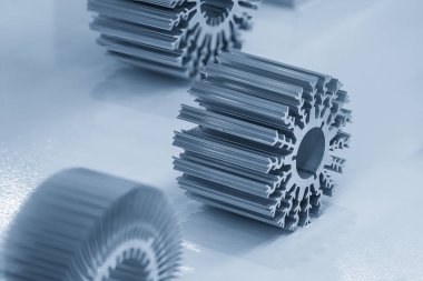 Alüminyum profil ekstrüzyon üretim konseptinin örnek parçalarını kapatın. Alüminyum ısı batma profilinin dairesel şekli. 