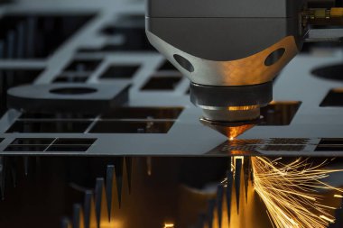 Fiber lazer kesme makinesi parlak ışıkla metal plakayı kesti. Lazer kesme makinesinin yüksek teknoloji metal üretim süreci.. 