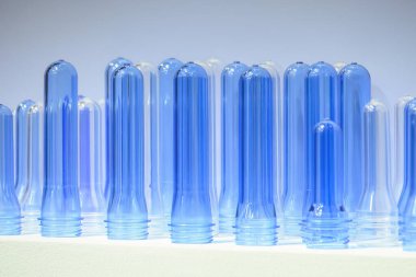 PET şişe ürünlerinin önceden biçimlendirilmiş hali yakın çekim sahnesi. Plastik şişe üretim süreci için hammadde.