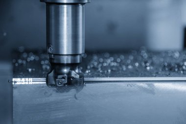 CNC değirmen makinesi, enjeksiyon küf parçalarını indekslenebilir araçlarla kesiyor. Kalıplar ve ölüm üretim süreci, son değirmen araçları ile makine merkezi tarafından.