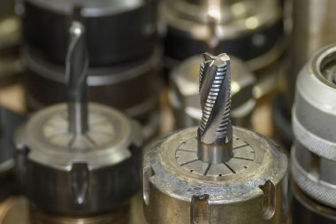 Yakın çekim sahnesi, açık mavi sahnede kaba kesme aleti kullanmış. Makine merkezi için kesme aracı.