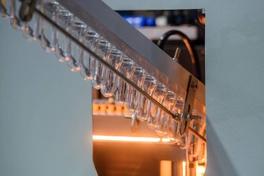 Küf makinesiyle içme suyu üretme işlemi. Plastik şişe üfleme makinesi operasyonu..