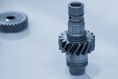 Açık mavi sahnede şanzıman ekipmanlarının yedek parçalarının yakın çekimi. Otomotiv iletim sisteminin parçalarının soyut görüntüsü.