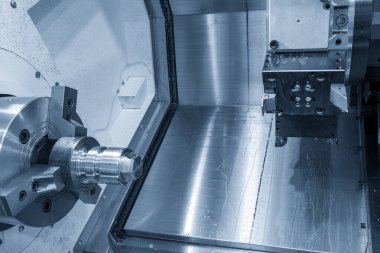 CNC torna makinesi metal şaft parçalarını kesiyor. CNC dönüşüm makinesinin yüksek teknolojili metal işlemesi .
