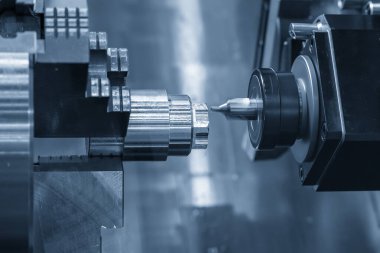 CNC torna makinesi Chamfer değirmeni metal şaft parçalarını kesmiş. CNC dönüşüm makinesiyle çalışan yüksek teknoloji metali.