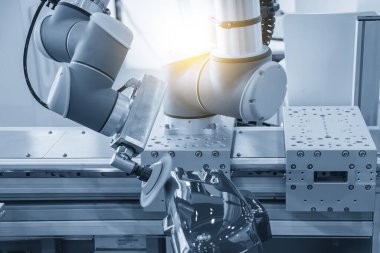 Otomotiv parçaları robotik sistemle parlatılıyor. Otomatik sisteme göre yüksek teknoloji araba boyama işlemi.