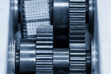 Şanzıman parçalarını kapatın. Otomotiv vites kutusu üretim süreci kavramı.