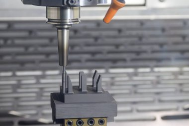 CNC değirmen makinesi grafit elektrot parçalarını kesiyor. CNC makine merkezi tarafından üretilen kalıp ve ölüm süreci.