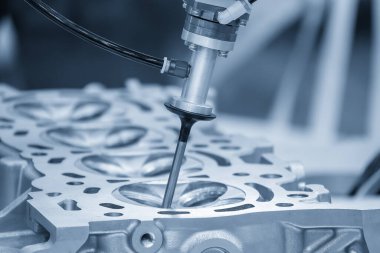 Açık mavi sahnede robotik sistemin giriş ve çıkış vale montaj süreci. Robot sistem tarafından özerk otomotiv parçaları üretim süreci.