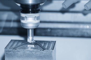 CNC değirmen makinesi, enjeksiyon küf parçalarını indekslenebilir araçlarla kesiyor. Kalıplar ve ölüm üretim süreci, son değirmen araçları ile makine merkezi tarafından.