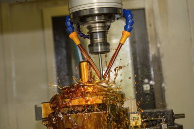 CNC Değirmen Makinesi, kabuk kalıplarını yağ soğutma metoduyla kesiyor. Kalıplar ve ölenler, makine merkezi tarafından katı top son değirmeni araçlarıyla üretiliyor..