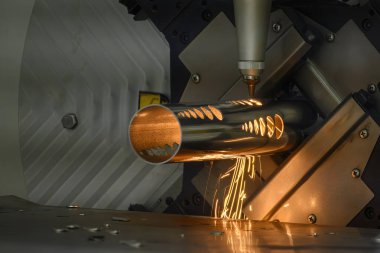 Sahneyi kapatın, fiber lazer kesme makinesi paslanmaz çelik tüpü ve parlak ışığı kesti. Lazer kesme makinesinin yüksek teknoloji metal üretim süreci.. 