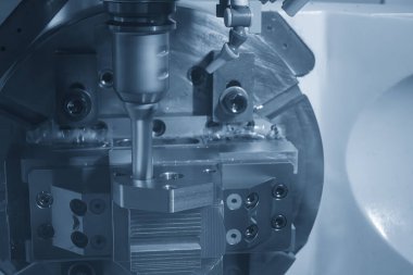 5 eksenli CNC değirmen makinesi deliği otomotiv bölümünü indekslenebilir araçla sıkıyor. Çok eksenli CNC değirmen makinesinin yüksek teknolojili otomotiv parçası üretim süreci.