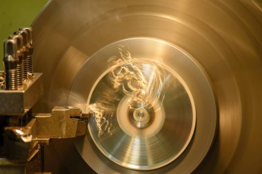 Torna makinesi torna malzemesi parçalarını torna tezgahıyla kesmiş. Makineyi döndürerek metal işleme süreci.