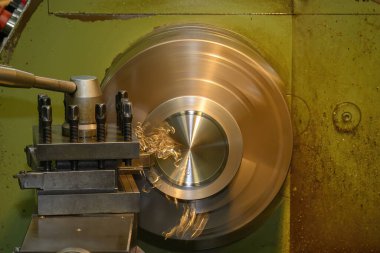 Torna makinesi torna malzemesi parçalarını torna tezgahıyla kesmiş. Makineyi döndürerek metal işleme süreci.