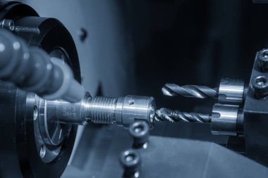 Çoklu görev CNC torna makinesi İsviçre tipi pirinç montajlı parçaları tıklatıyor. CNC dönüşüm makinesinin yüksek teknolojili metal işlemesi .