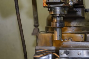 NC değirmen makinesi metal parçaları öğütüyor. NC değirmen makinesindeki metal işletimi