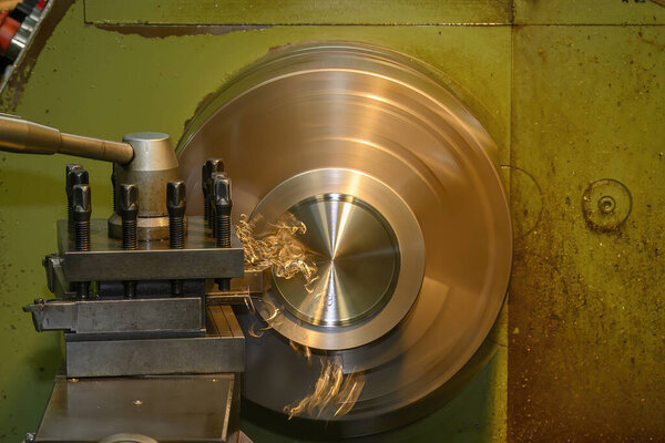 Токарный станок обрабатывает детали из латуни токарными инструментами. Процесс металлообработки путем токарного станка.