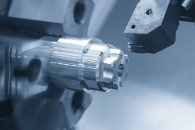 CNC torna makinesi metal şaft parçalarını kesiyor. CNC dönüşüm makinesinin yüksek teknolojili metal işlemesi .
